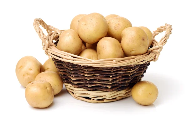 Patatas crudas en tazón de paja — Foto de Stock