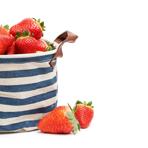 Fresas frescas en bolsa a rayas — Foto de Stock