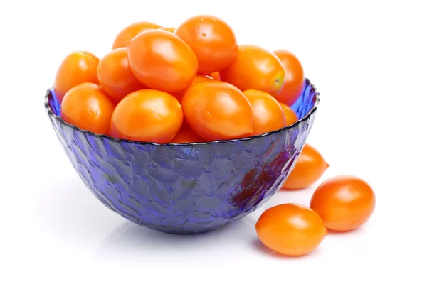 Tomates frescos en tazón azul —  Fotos de Stock