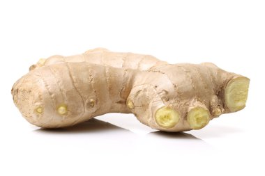 Beyaz arka plan üzerinde izole taze zencefil kökü