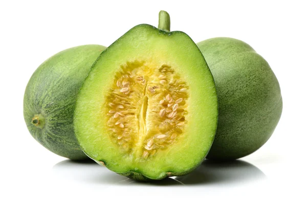 Groene muskmelons op wit — Stockfoto