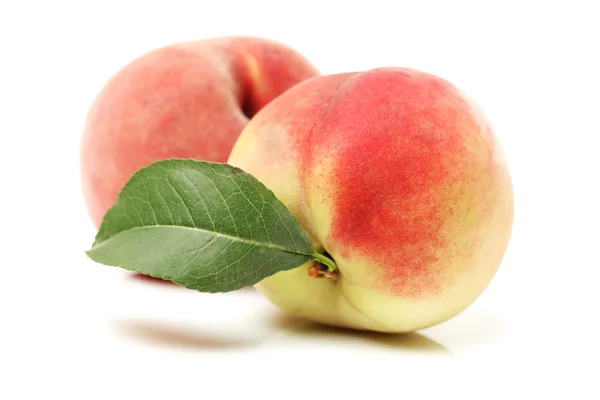 Two fresh peaches with green leaf — Stock Photo, Image