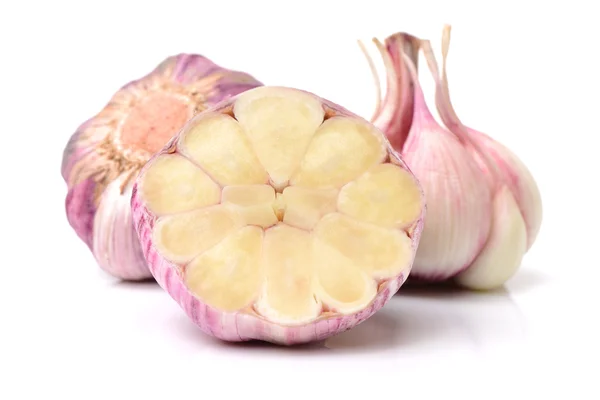 Whole and sliced pink garlic bulbs — Stock Photo, Image