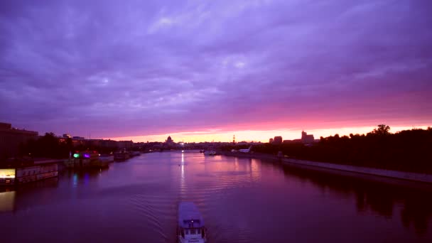 Zonsopgang boven de Moskou-rivier. — Stockvideo