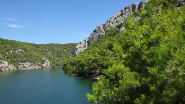 Croacia Parque Nacional Krka en Dalmacia. Hermoso paisaje fluvial . — Vídeo de stock