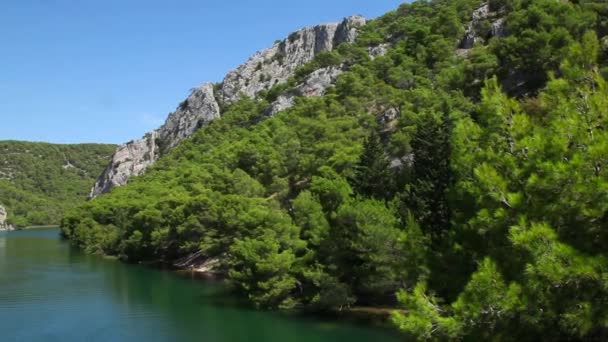 Croacia Parque Nacional Krka en Dalmacia. Hermoso paisaje fluvial . — Vídeos de Stock