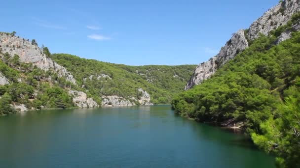 Croacia Parque Nacional Krka en Dalmacia. Hermoso paisaje fluvial . — Vídeos de Stock