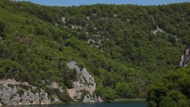 Croacia Parque Nacional Krka en Dalmacia. Hermoso paisaje fluvial . — Vídeos de Stock