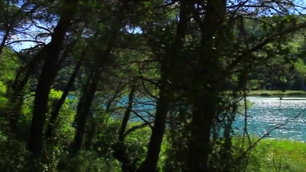 Chorvatsko - národní park krka v Dalmácii. krásná řeka, krajina. — Stock video