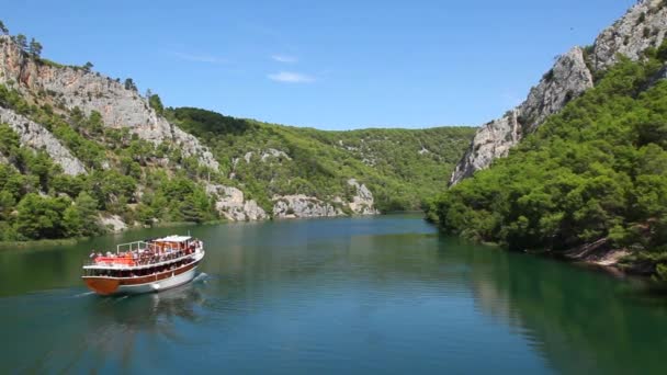 Turistik gemi, şelaleler, Hırvatistan milli park krka — Stok video