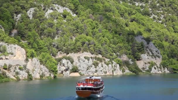 Туристический корабль, Водопады в Национальном парке Крка, Хорватия — стоковое видео