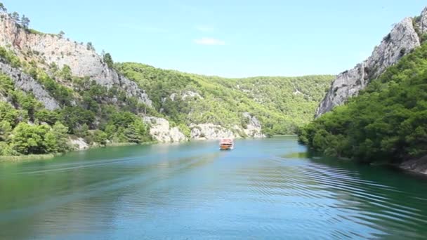 Τουριστικό πλοίο, καταρράκτες στο εθνικό πάρκο krka, Κροατία — Αρχείο Βίντεο