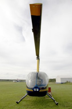 robinson helikopter önden görünümü.