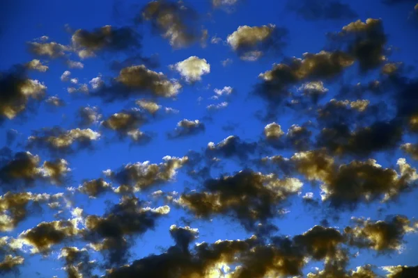 Синє небо, хмари — стокове фото