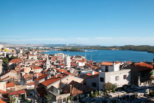 Hermosa bahía del Adriático y el pueblo cerca de Split, Croacia — Foto de Stock