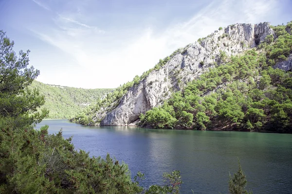 Horvátország. Krka Nemzeti park. nyári. folyó. kék ég — Stock Fotó