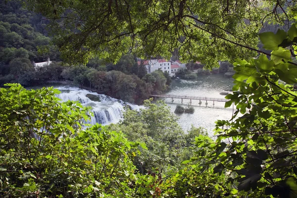 Horvátország. Krka Nemzeti park. nyári. folyó. kék ég — Stock Fotó