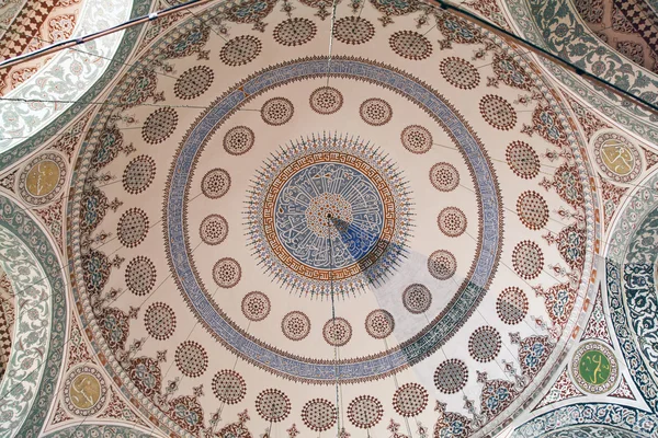 Krásný strop mešita v Istanbulu — Stock fotografie