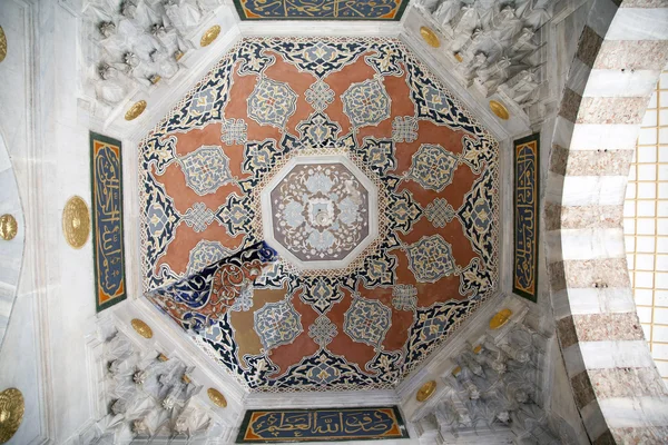 Hermoso techo de la mezquita en Estambul — Foto de Stock