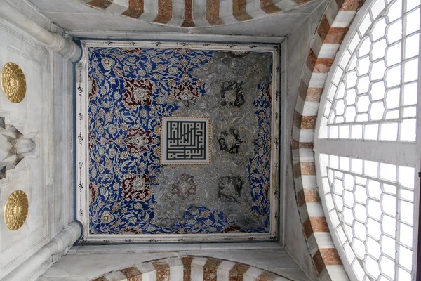 Hermoso techo de la mezquita en Estambul — Foto de Stock
