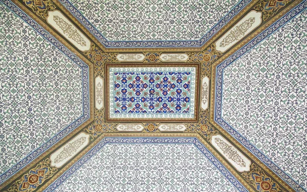 Krásný strop mešita v Istanbulu — Stock fotografie