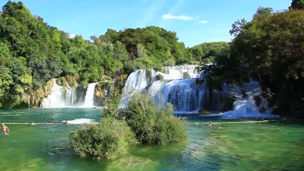 Vodopád v národním parku krka je jednou z Chorvatské přírody řeky — Stock video