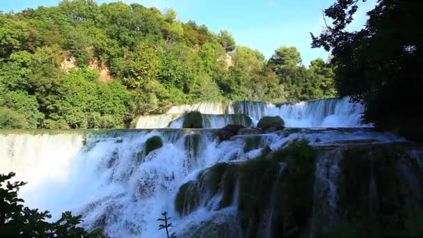 Cascada en el Parque Nacional Krka es uno de los ríos de la naturaleza croata — Vídeo de stock