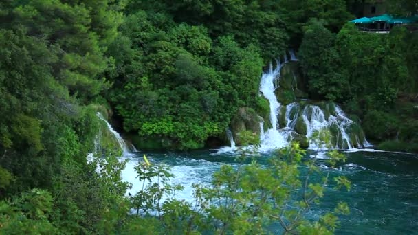 Vattenfallen i krka nationalpark är en av floden kroatiska naturen — Stockvideo