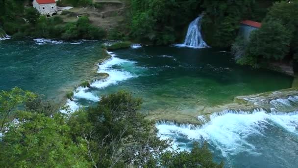 Водопад в национальном парке Крка - одна из природных рек Хорватии — стоковое видео