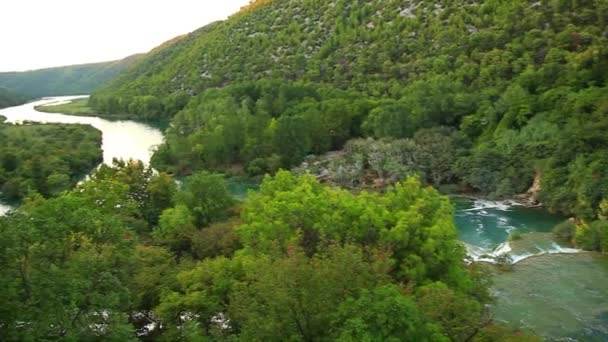 クルカ国立公園内の滝はクロアチアの自然川の一つです。 — ストック動画