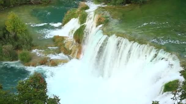 Cascata nel Parco Nazionale di Krka è uno dei fiumi naturali croati — Video Stock