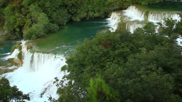 Cascada en el Parque Nacional Krka es uno de los ríos de la naturaleza croata — Vídeo de stock