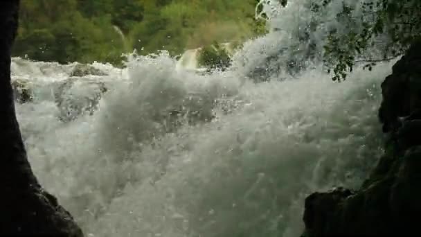 Cascada en el Parque Nacional Krka es uno de los ríos de la naturaleza croata — Vídeo de stock