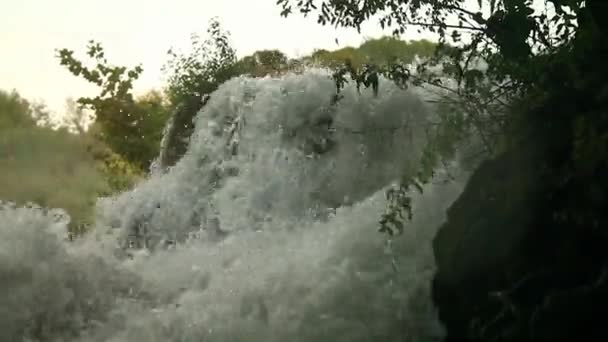 Водопад в национальном парке Крка - одна из природных рек Хорватии — стоковое видео