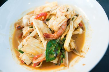 Kırmızı köri Hindistan cevizli karides.