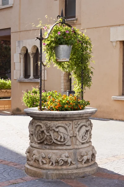 Antike geschnitzte Brunnen in roc de sant gaieta — Stockfoto