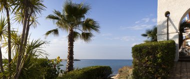 Roc de Sant Gaieta, Tarragona Bahçe ve deniz panoramik manzaralı.