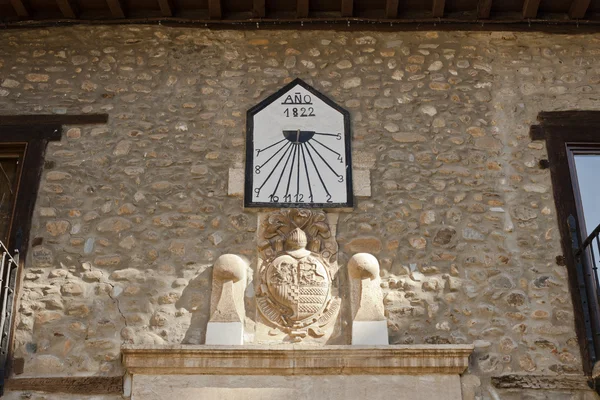 Sonnenuhr und Wappen in Villafranca del bierzo. — Stockfoto