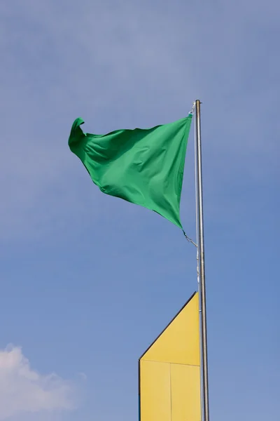 삼각형 녹색 깃발. — 스톡 사진