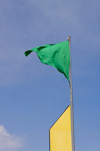 삼각형 녹색 깃발. — 스톡 사진