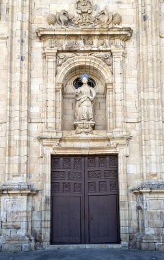 St Nicholas cephe Villafranca del Bierzo içinde.