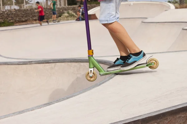 Push scooter jongen — Stockfoto