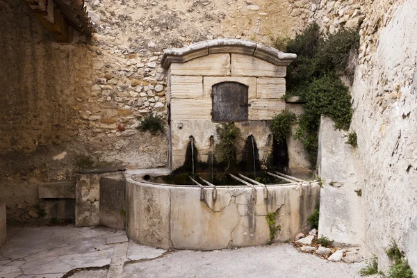 Ancienne fontaine à Gigondas — Photo