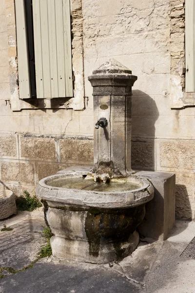 Ancienne fontaine publique en pierre — Photo