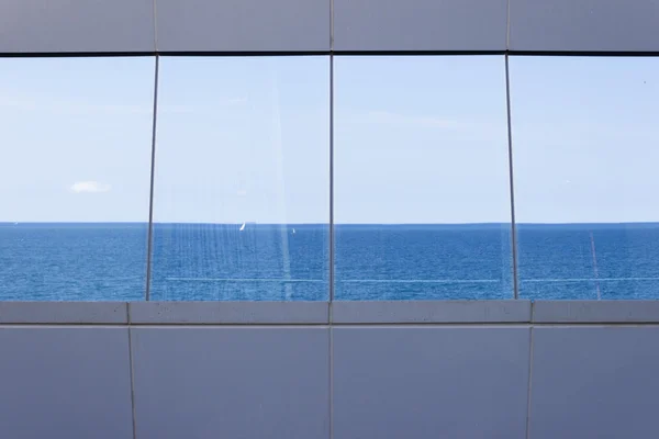 Mar reflejado en las ventanas . — Foto de Stock