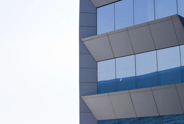 Mar reflejado en las ventanas . —  Fotos de Stock