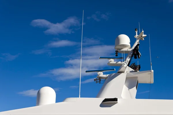 Kommunikation mast på yacht. — Stockfoto