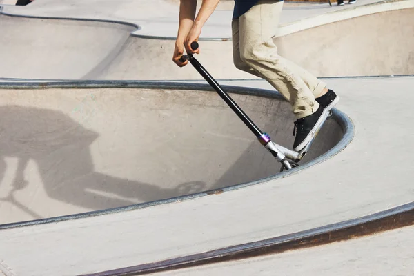 Empurre o menino scooter no parque de skate — Fotografia de Stock