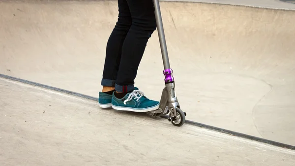 Push scooter jongen in Skatepark — Stockfoto