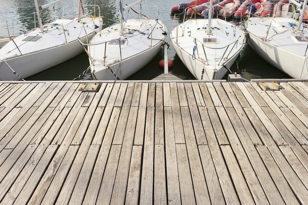 Pequenos barcos à vela no molhe — Fotografia de Stock